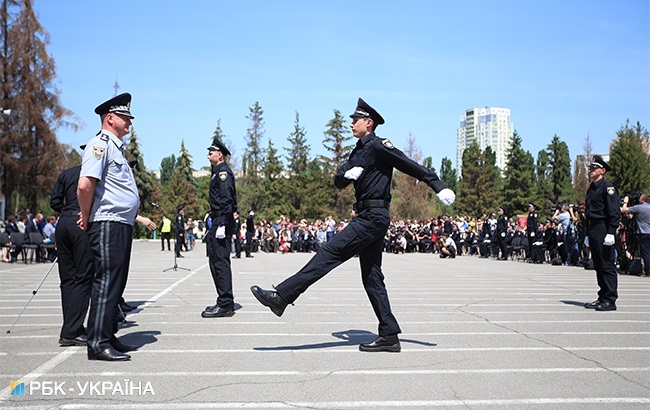 &quot;Сталева дисципліна&quot;: фоторепортаж із першого випуску Академії патрульної поліції в Києві